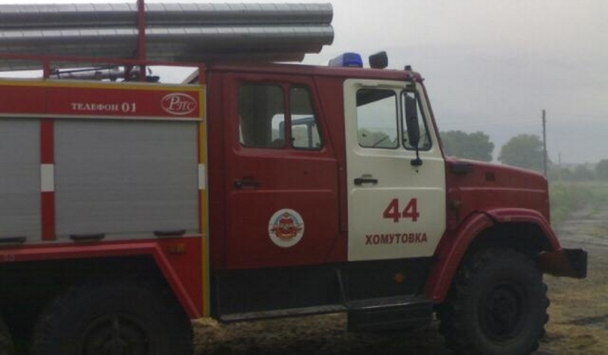 В Хомутовском районе Курской области 18 человек тушили пожар в жилом доме