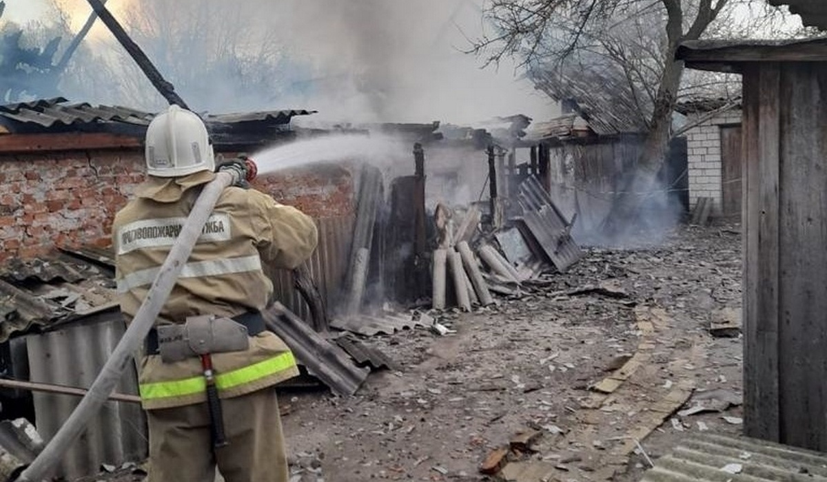 В Курской области 12 человек тушили горящие сарай и автомобиль