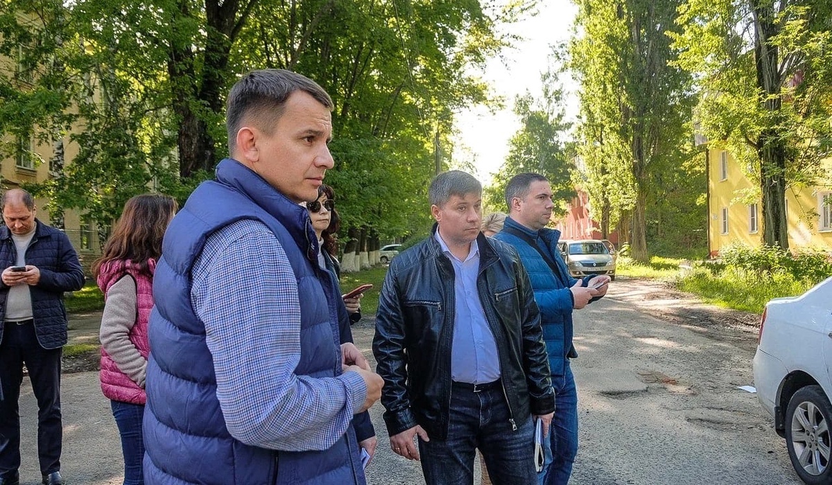 Мэр Курска Игорь Куцак сегодня утром посетил проблемные места в Железнодорожном округе