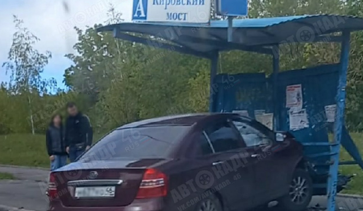 В Курске иномарка врезалась в автобусную остановку