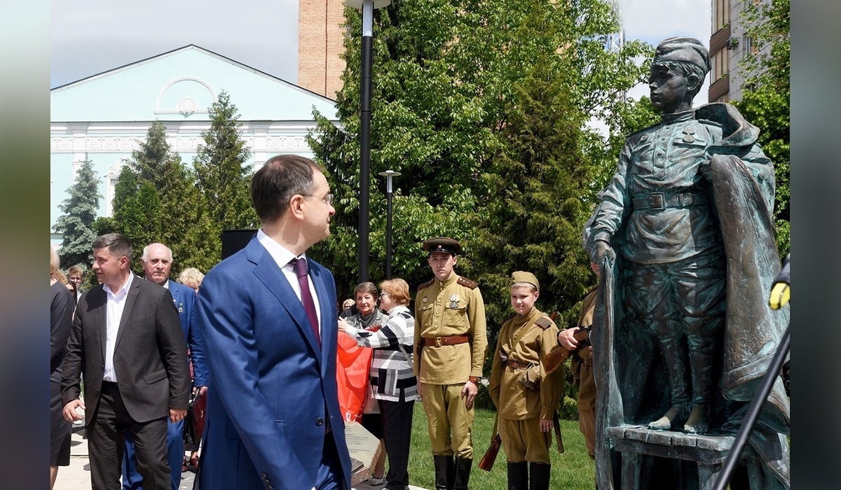 В Курске в День защиты детей открыли памятник «Сынам полков»