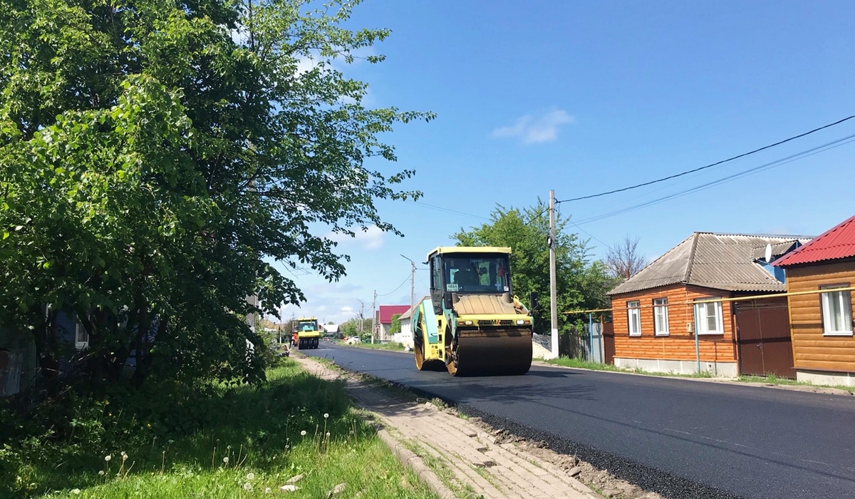 В поселке Глушково Курской области ремонтируют 3 дороги