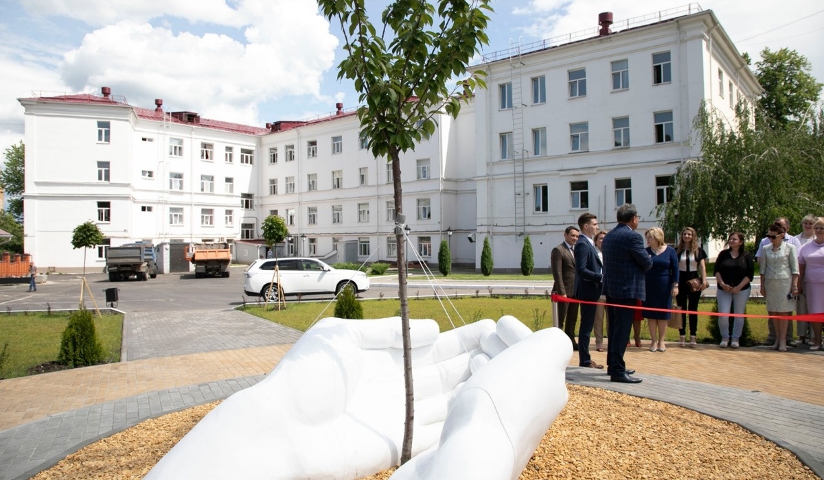 В Курске открыли памятник «Врачебному служению»