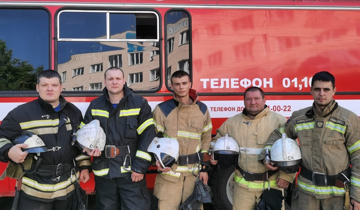 В Курске пожарные спасли молодого человека, висящего на балконе 8-го этажа