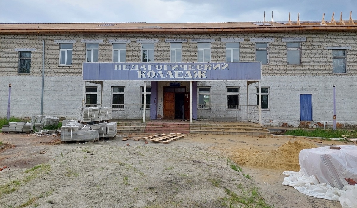 Курский вице-губернатор Виктор Карамышев поручил ускорить ремонт школы №2 и ДШИ в поселке Кшенском