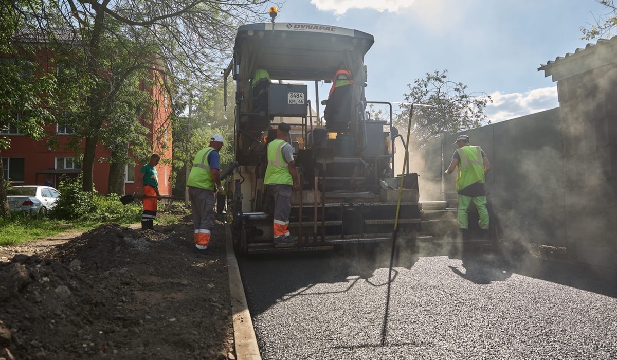 В Курске продолжают ремонтировать дорогу на улице Юности