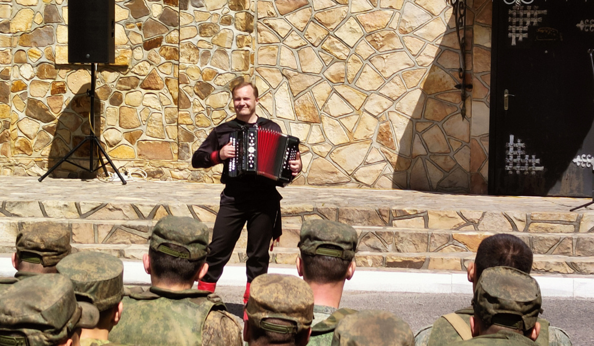 Артисты курской филармонии провели концерт для российских военнослужащих