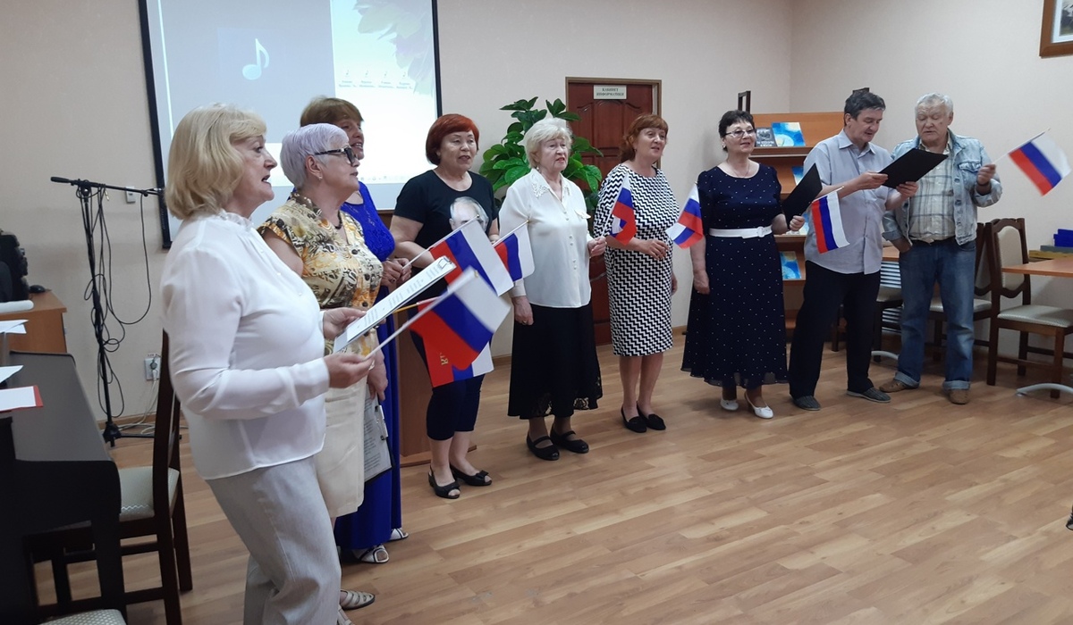В Курске инвалиды и пенсионеры исполнили песни Газманова