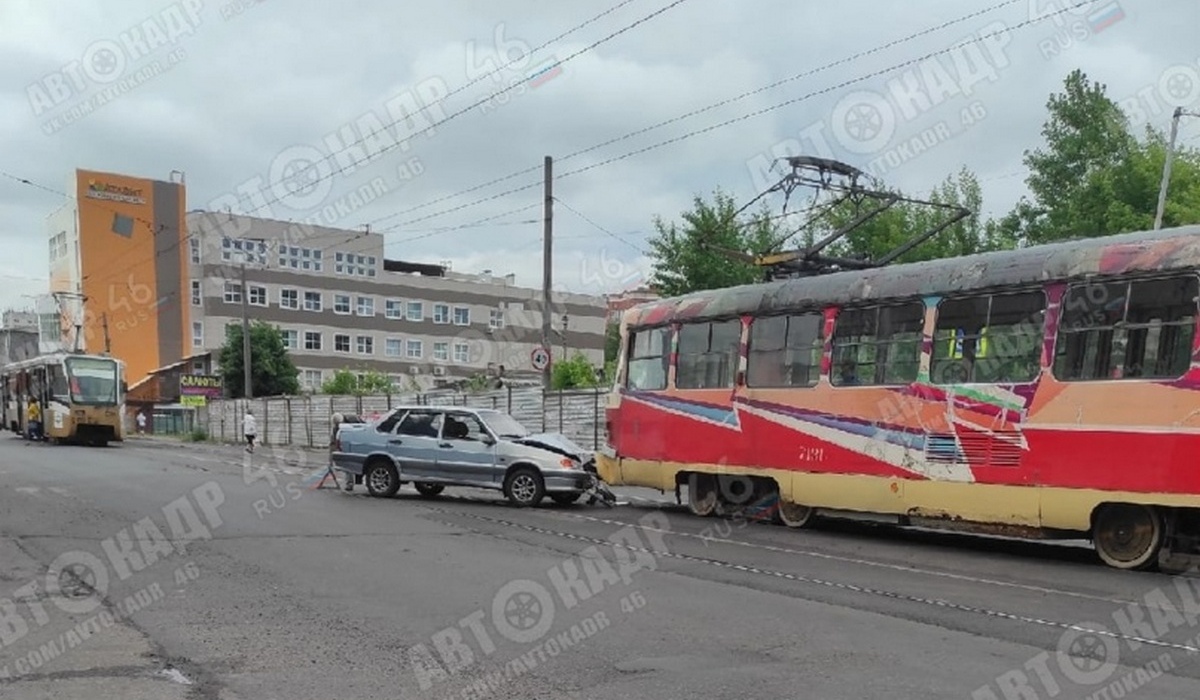 В Курске сегодня утром трамвай врезался в автомобиль