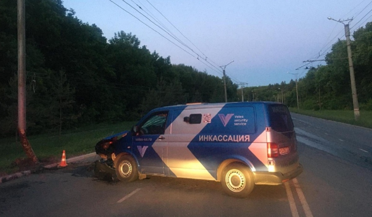 В Саранске пьяный инкассатор из Курской области въехал в фонарный столб