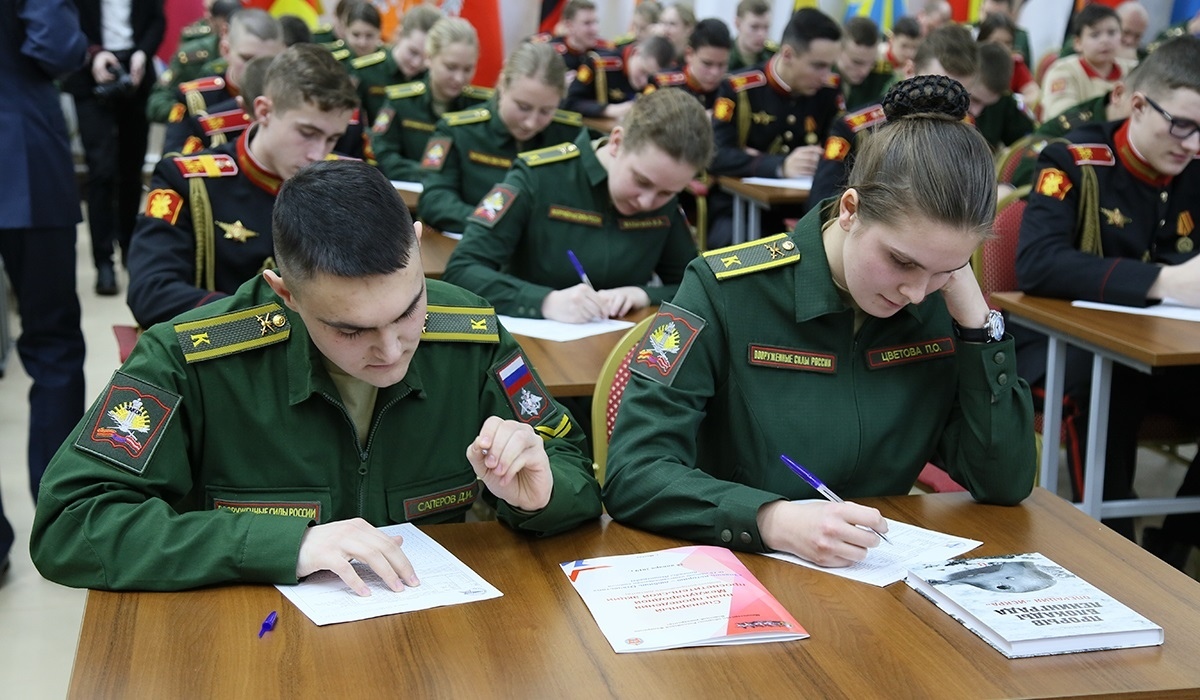 Курские абитуриенты могут получить специальность по военно-политической работе