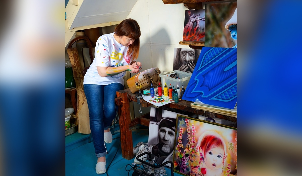 Под Курском художница из Хабаровского края создает оригинальные барельефы