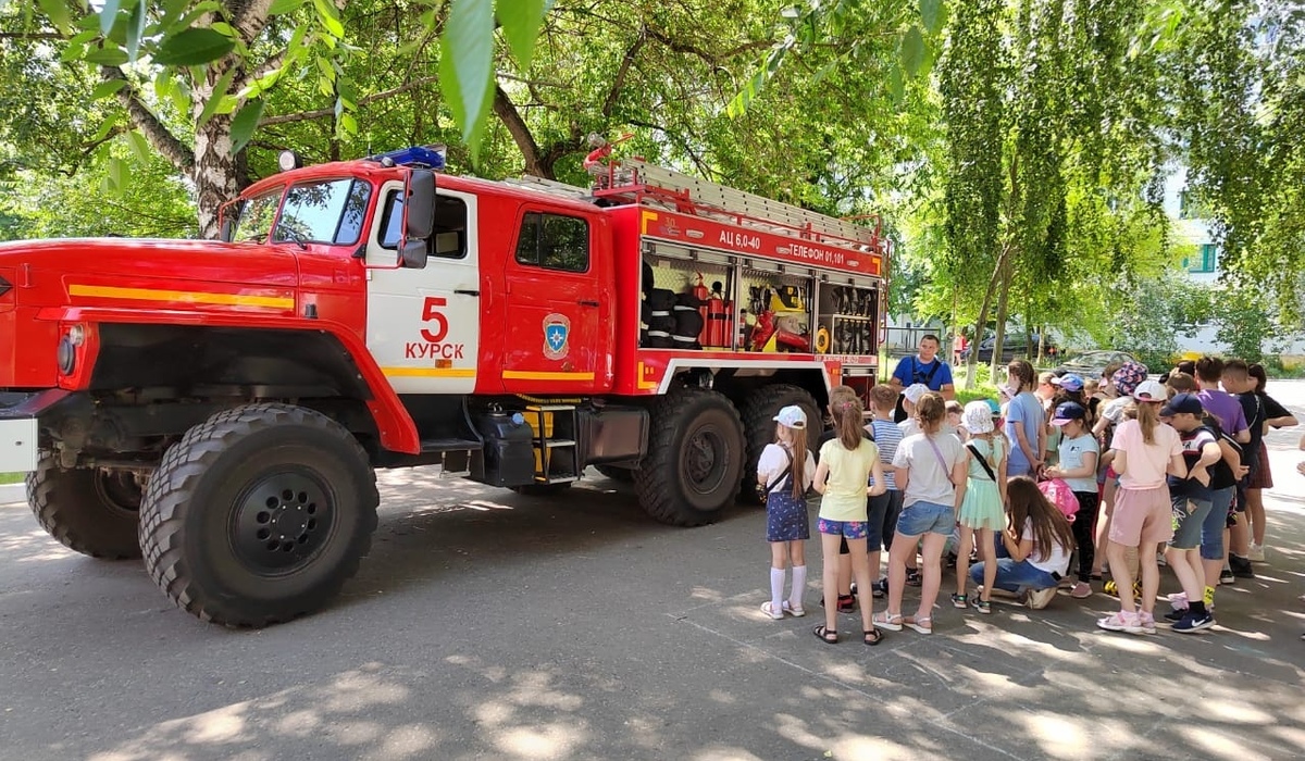 Курские спасатели провели для детей из ДНР занятие по безопасности
