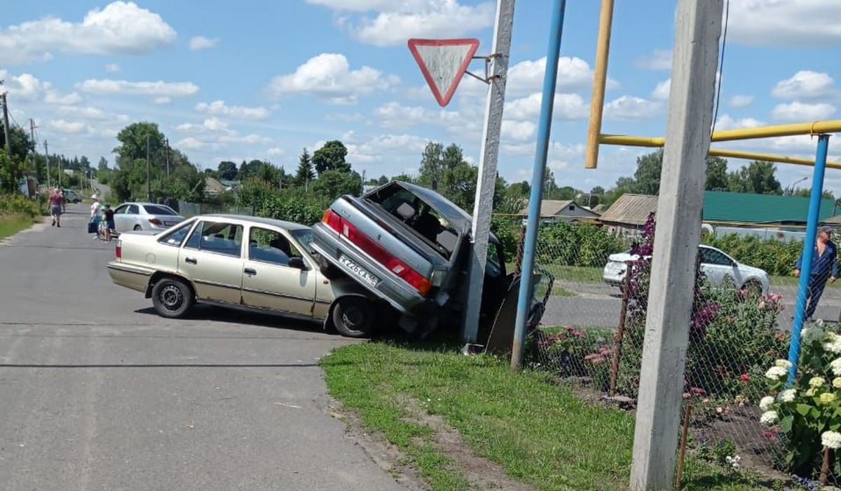 В Курской области на перекрестке столкнулись ВАЗ и Daewoo Nexia