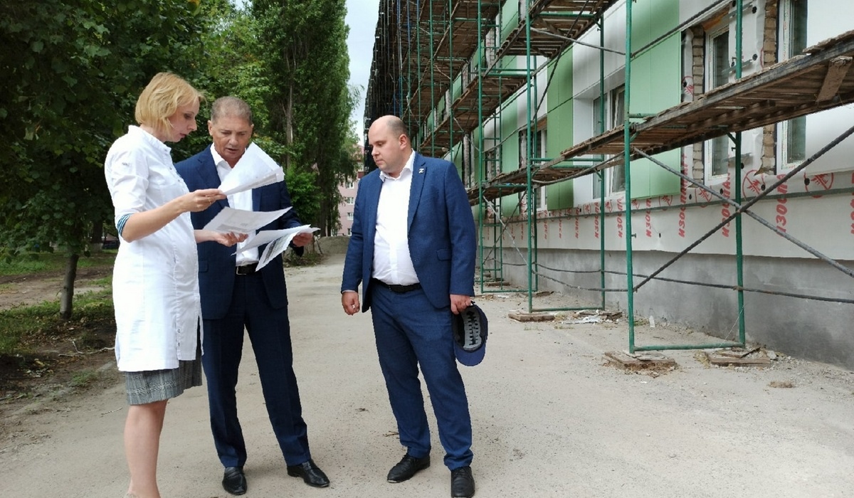 Вице-губернатор Андрей Белостоцкий проинспектировал ход ремонтных работ в поликлиниках Курска