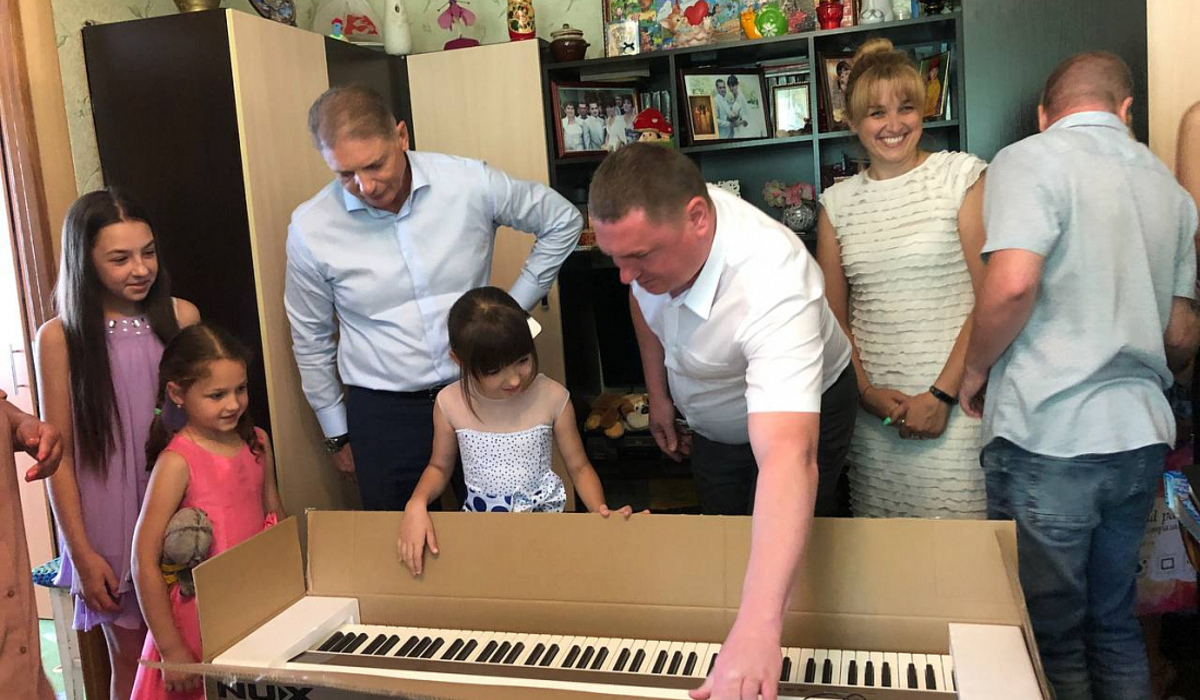 Марафон «Мир детства» помог приобрести пианино для 9-летней курянки из многодетной семьи