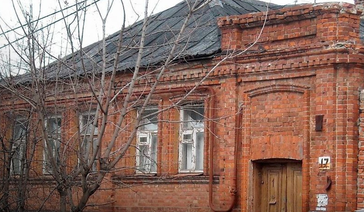 В Курске на улице Почтовой реконструируют Дом А.Ф. Безходарного