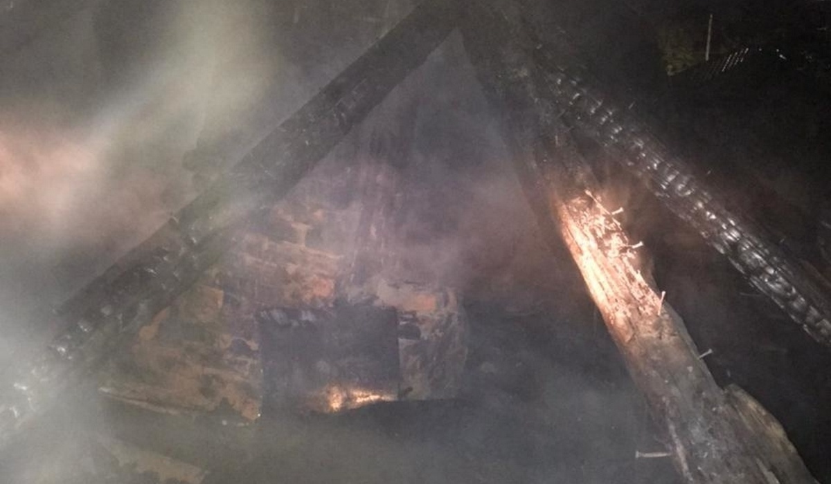 В Курске более 20 человек сегодня ночью тушили пожар в жилом доме