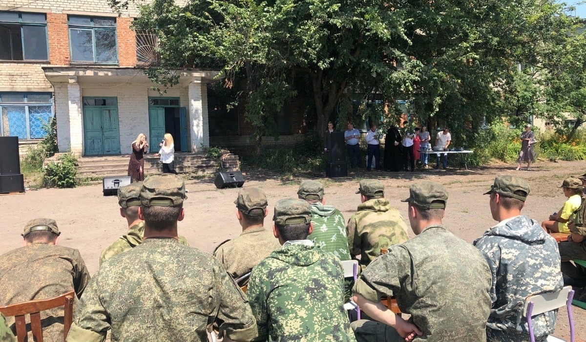 В приграничье Курской области для военнослужащих выступили сестры Толмачевы