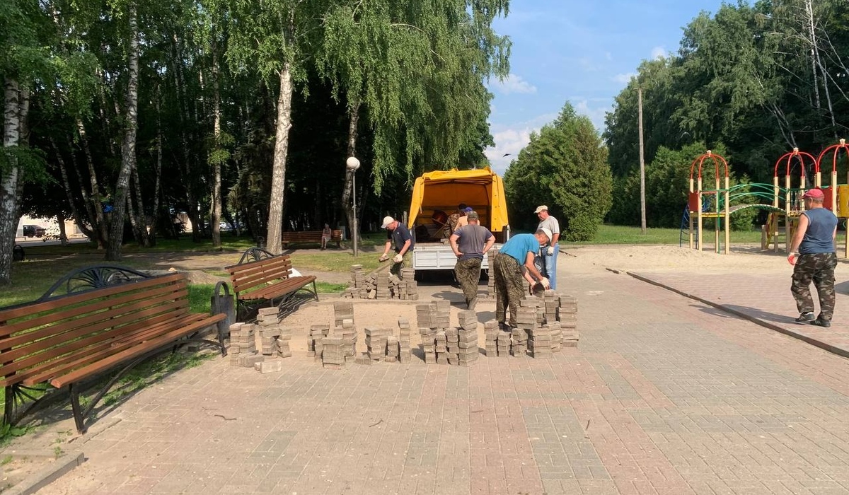 В Курске восстановили тротуарную плитку в парке имени Рокоссовского