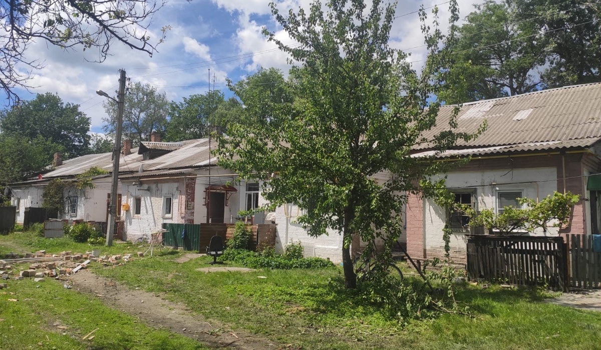 В посёлке Тёткино Курской области ремонтируют дома после обстрелов