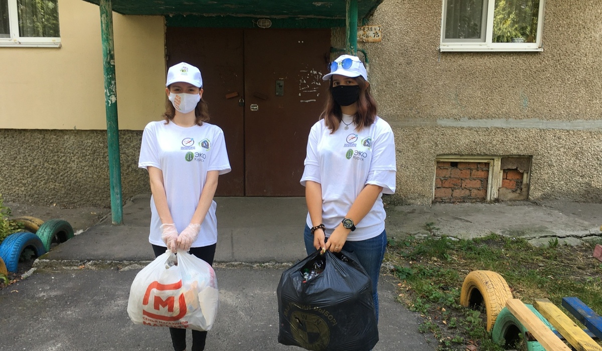 В Курске волонтеры помогают пенсионерам и инвалидам с вывозом мусора