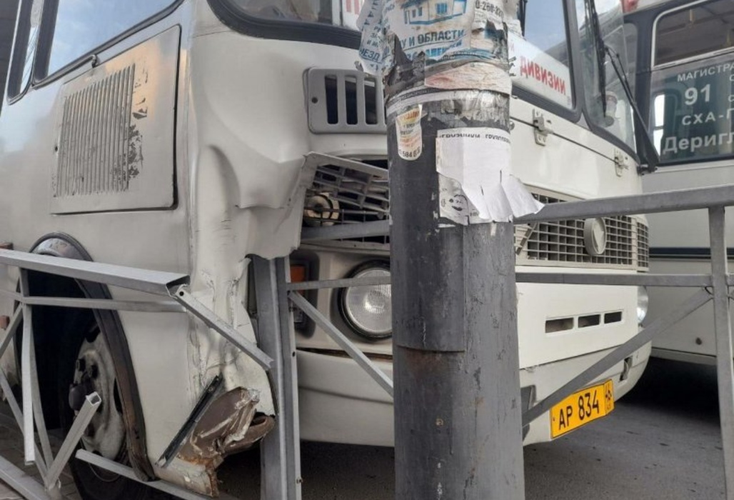 В Курске около Центрального рынка маршрутный автобус врезался в ограждение дороги