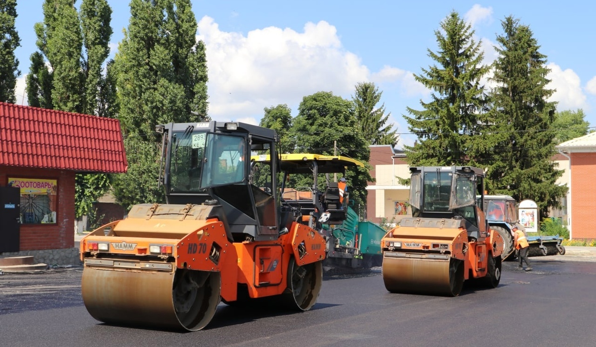 В Дмитриеве Курской области ремонтируют 2,5 километра дороги