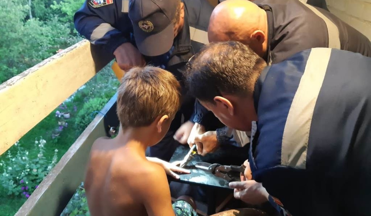 Под Курском спасатели помогли ребенку освободить руку из подставки под телевизор
