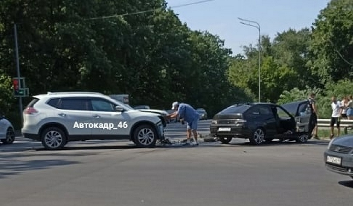В Курске два человека сегодня пострадали при столкновении автомобилей