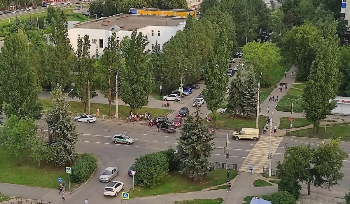 В Курске на проспекте Дружбы столкнулись 3 автомобиля