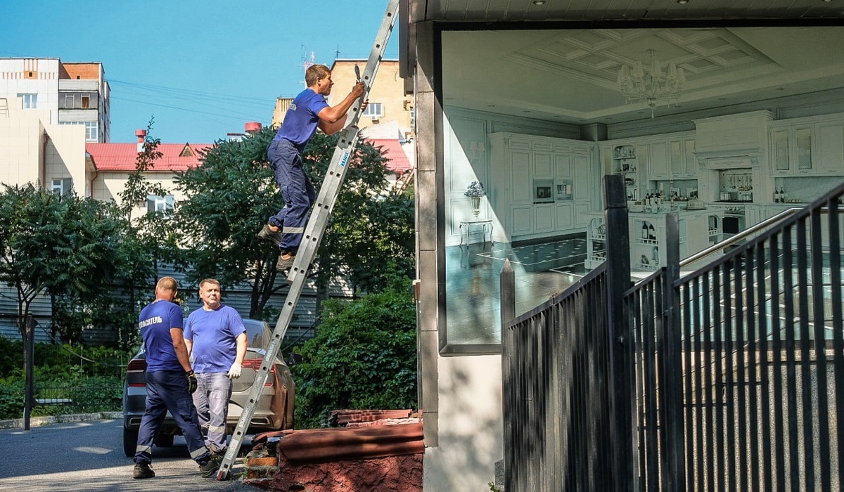 ﻿В Курске на улицах Максима Горького и Кати Зеленко демонтируют рекламные вывески