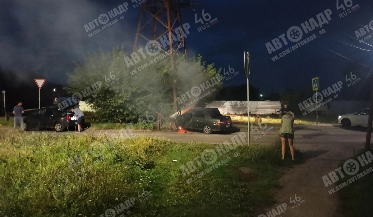 В Курске автомобиль врезался в столб и загорелся
