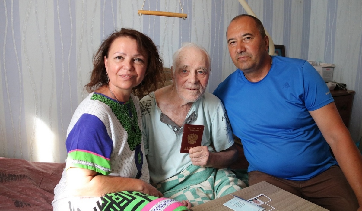 91-летний уроженец Курской области, вывезенный сыном из ДНР, получил российский паспорт