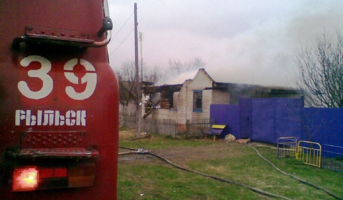 В Рыльске Курской области огонь повредил жилой дом