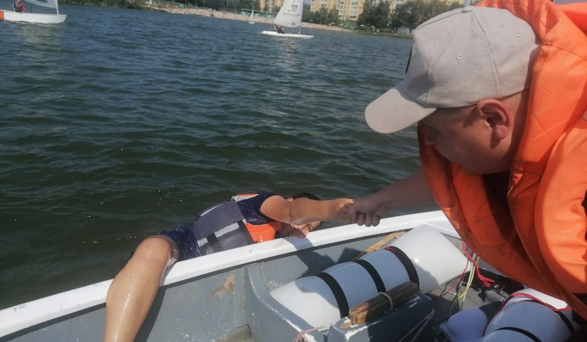 В Курске спасатели вытащили из воды подростков с перевернувшихся яхт