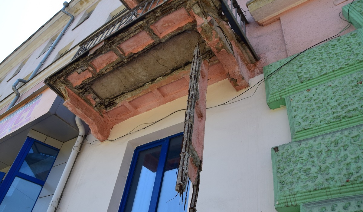 В Курске спустя три недели отремонтировали разваливающийся балкон в «Богатыре»
