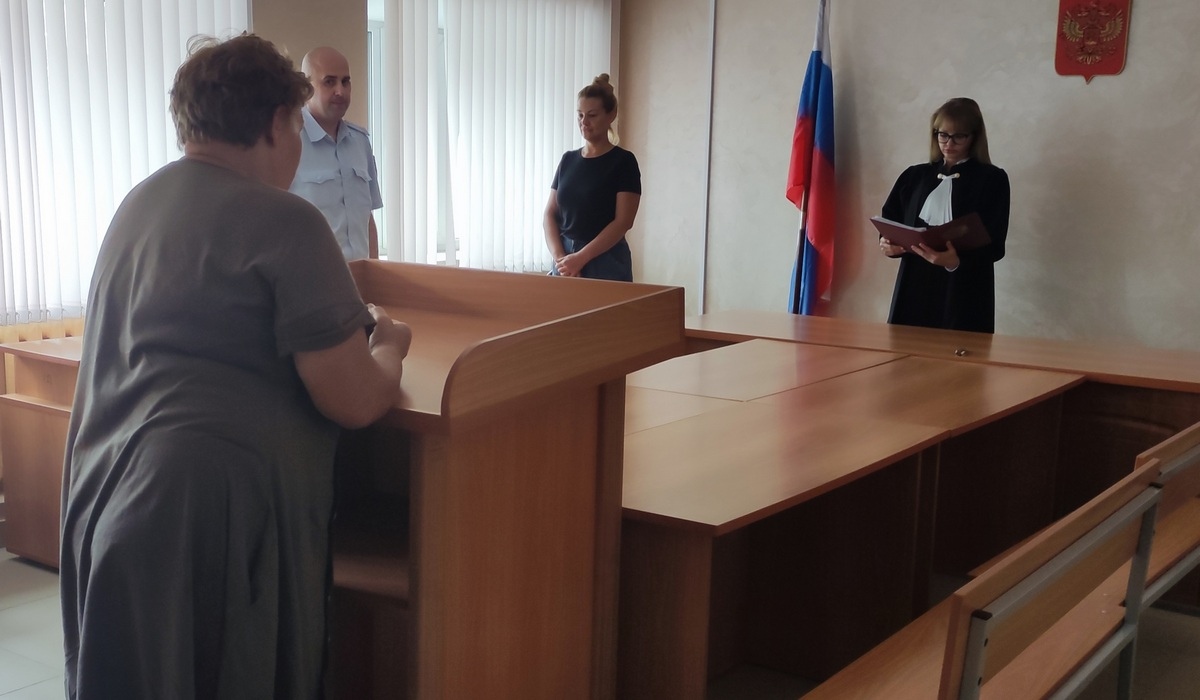 В Курском районе 59-летняя пенсионерка оскорбила общественную нравственность и попала под суд