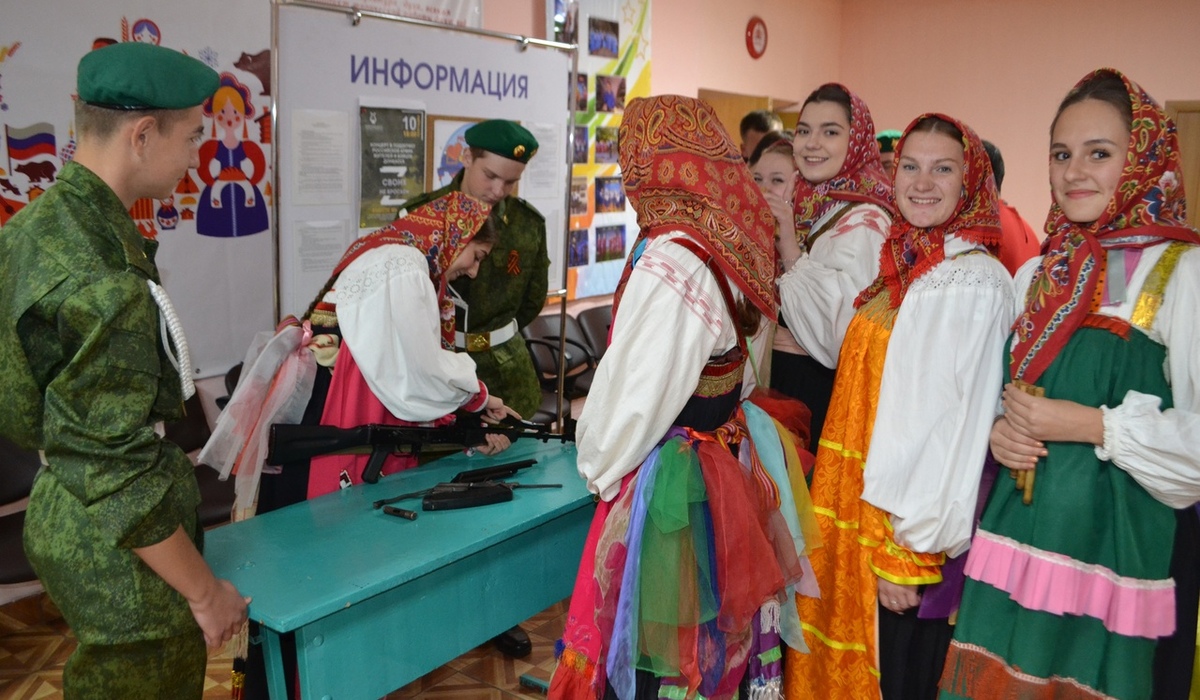 В Курской области школьники собирали автомат Калашникова в народных костюмах