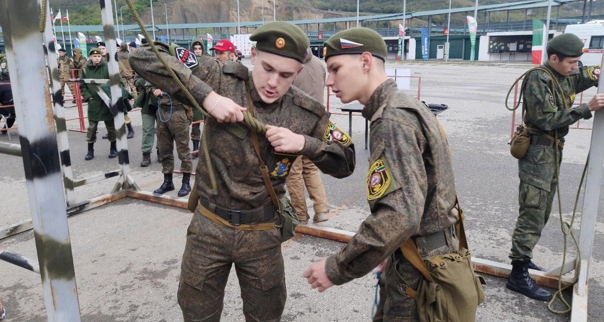 Курские школьники приехали в Чечню поучаствовать в военно-патриотической игре