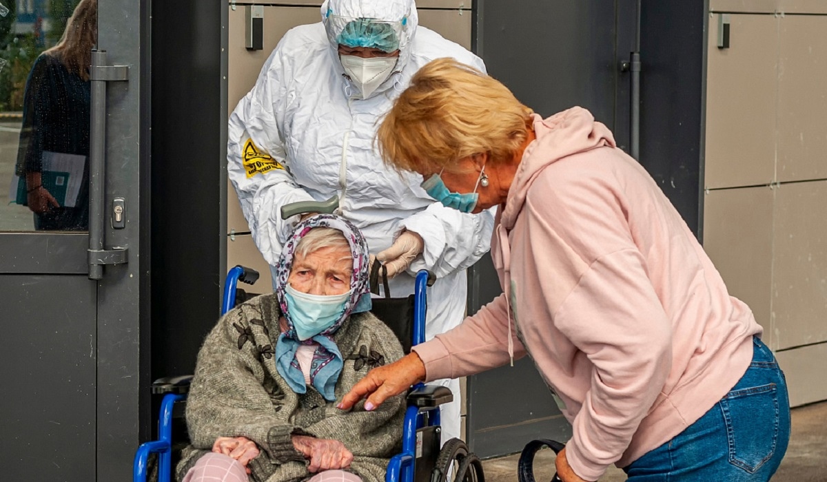 Курские медики вылечили от коронавируса 101-летнюю пациентку