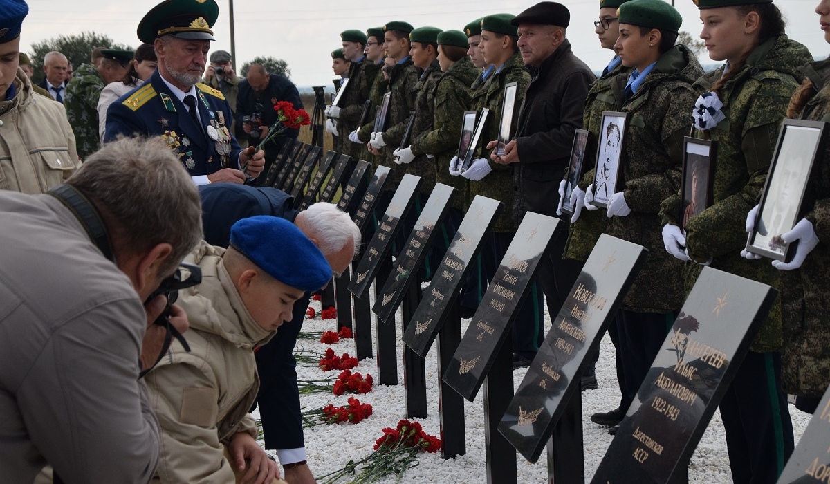 В Курской области открыли мемориал в память о взводе Романовского