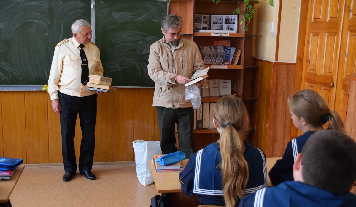 Корреспондент РИА «Курск» передал кадетам книги о море и моряках
