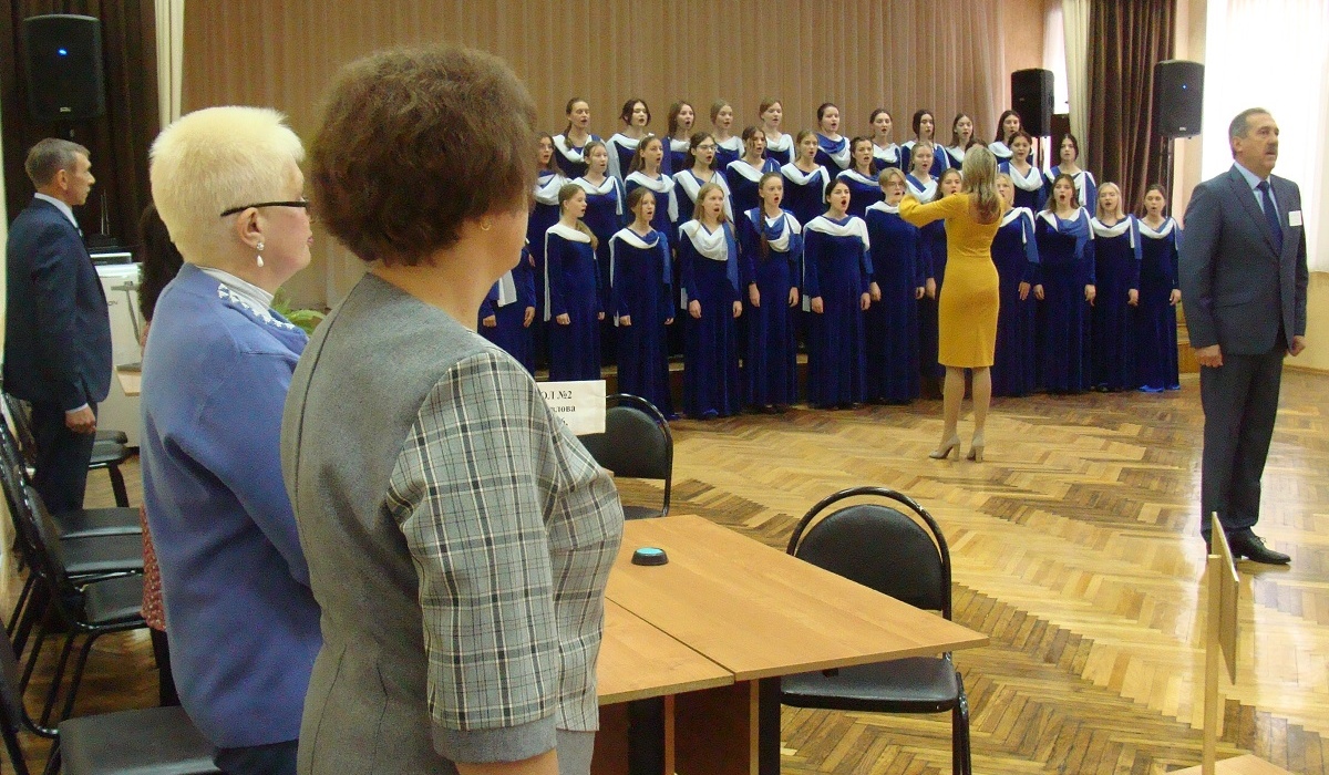 В Курске избирательный участок открыло выступление хора