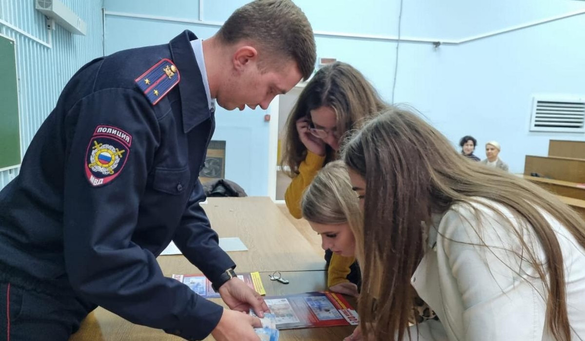 В Курске полицейские учат студентов распознавать фальшивки
