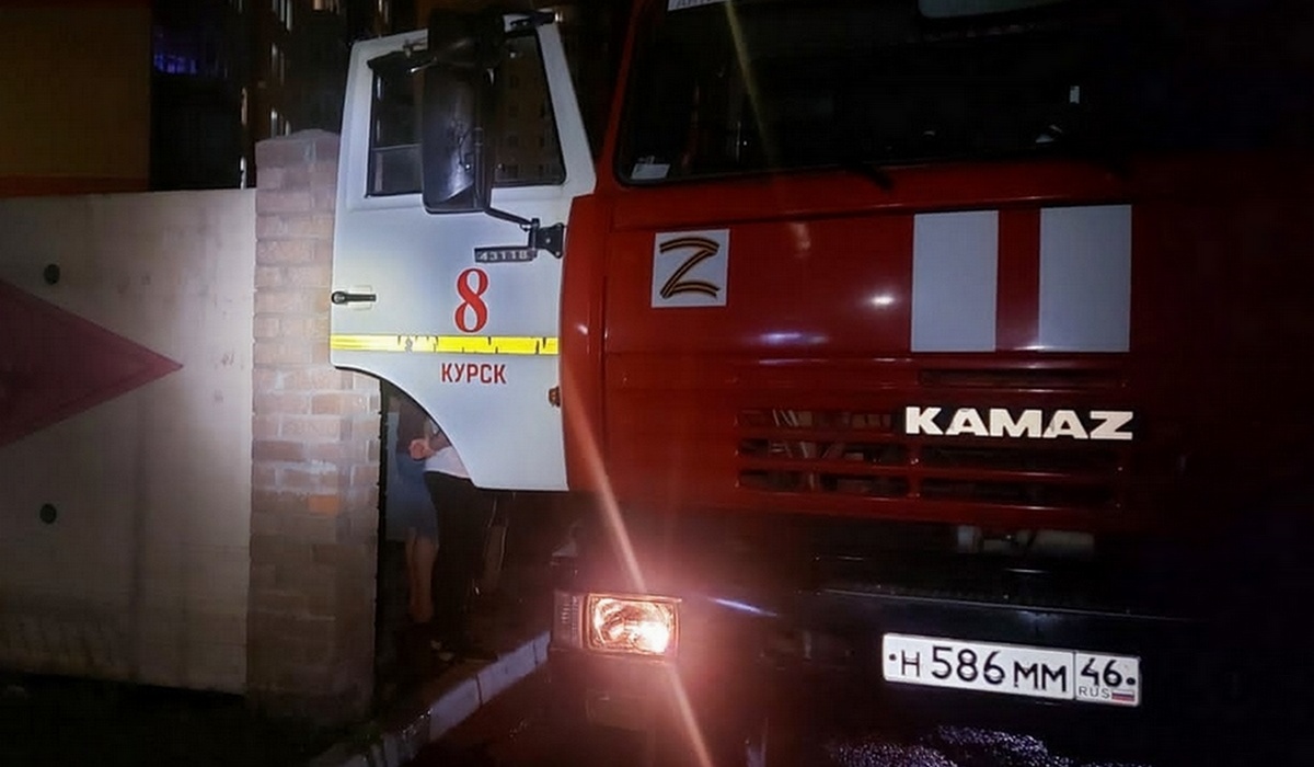 В Курске после полуночи пожарные тушили автомобиль