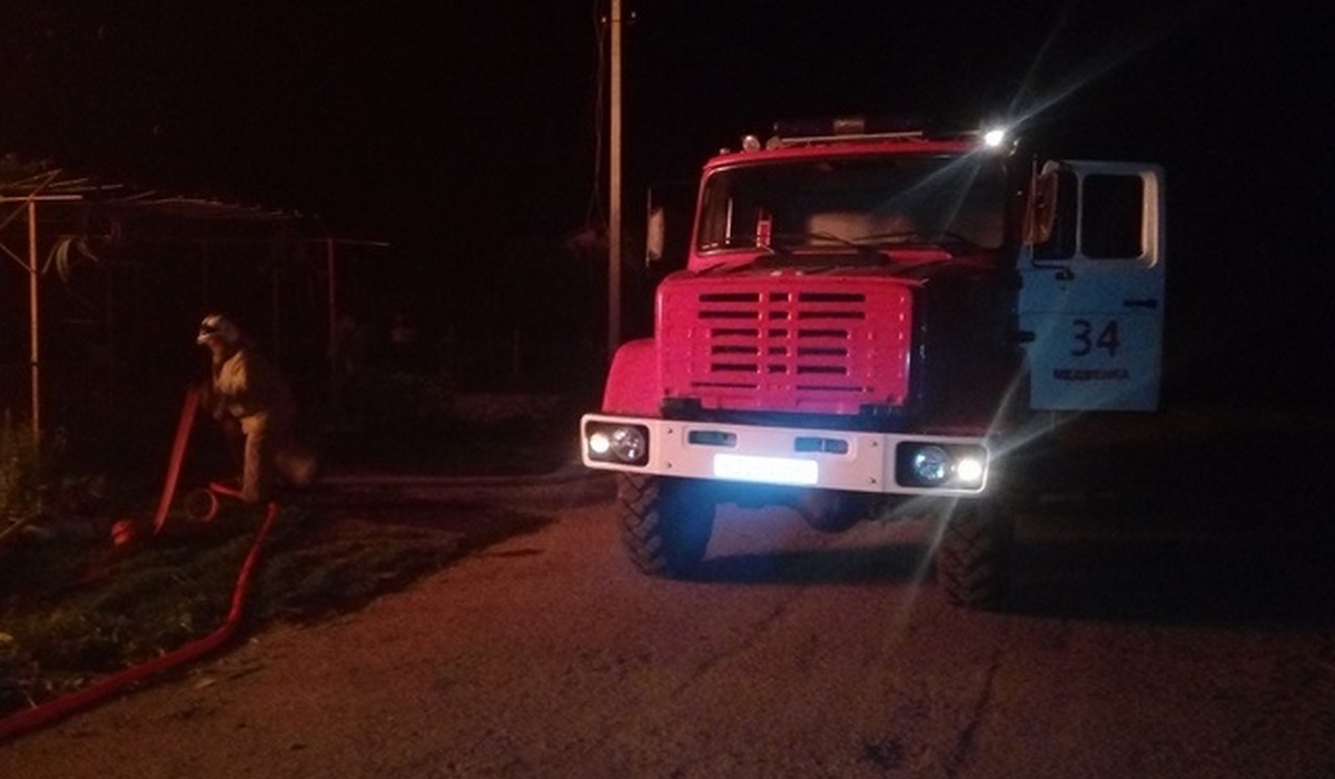 В Курской области 15 человек тушили пожар в селе Вышний Дубовец