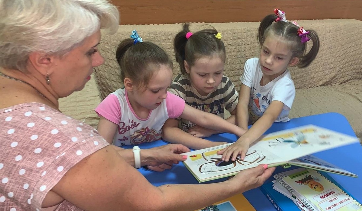 Детям с ОВЗ читали книги сотрудники библиотеки для слепых