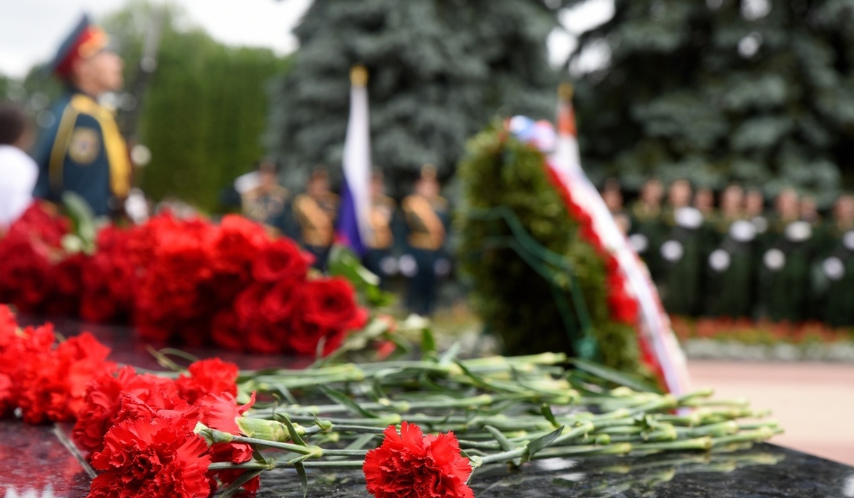 Роман Старовойт и Игорь Куцак возложили цветы во время памятного мероприятия в Курске
