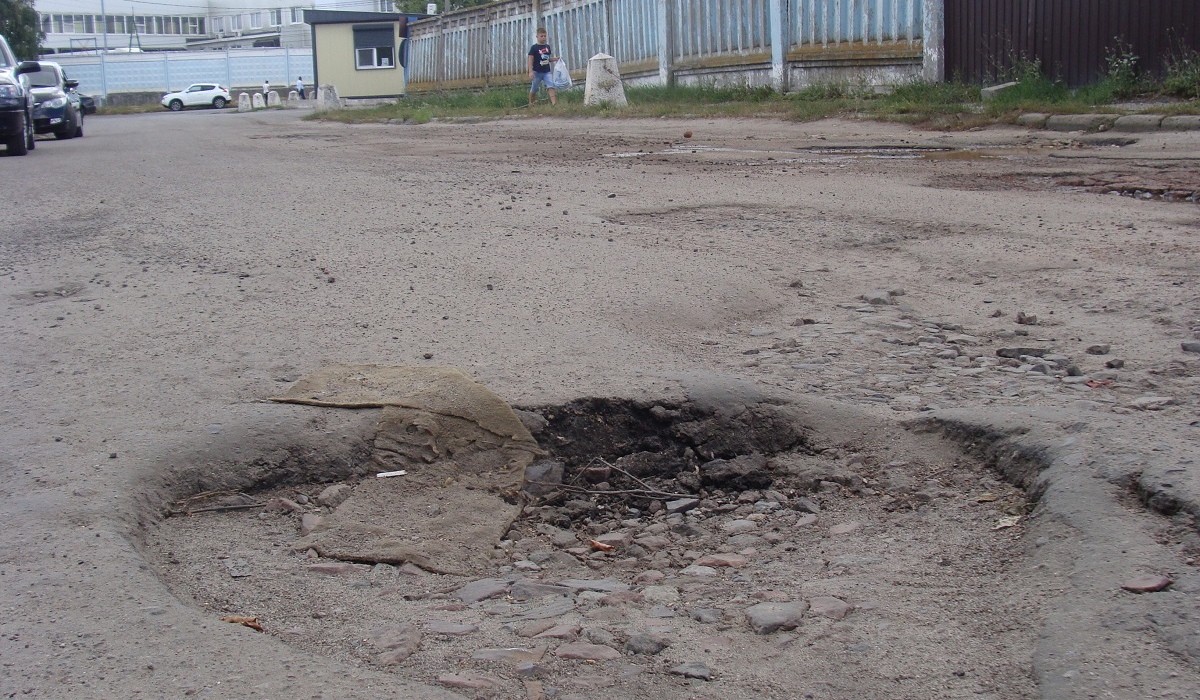 В Курске после обращения журналистов «залатали» проблемную дорогу у гаража скорой помощи